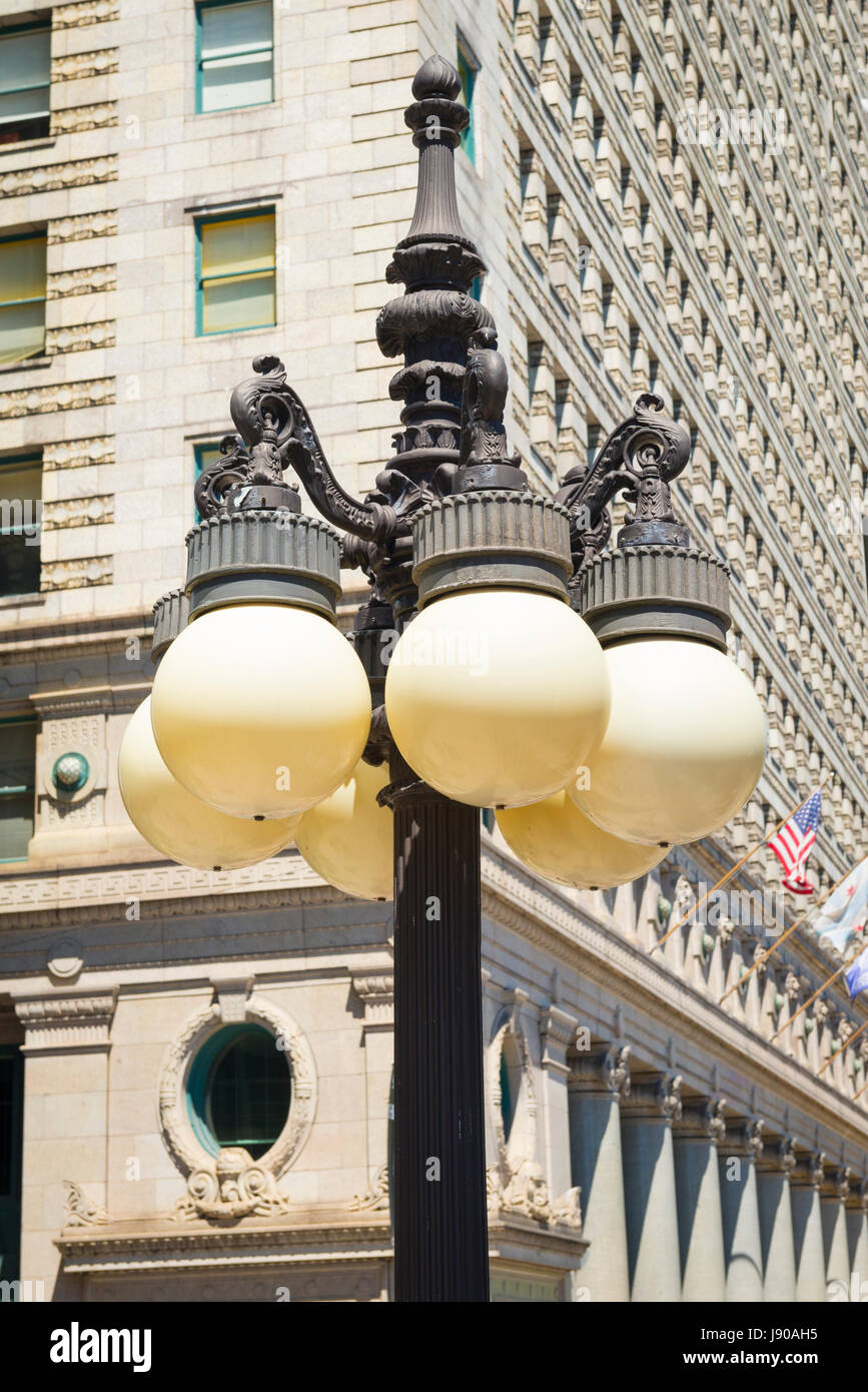 Chicago Illinois Sud Michigan Ave street scene street light vecchio edificio grattacielo alto Bandiere Bandiera Foto Stock
