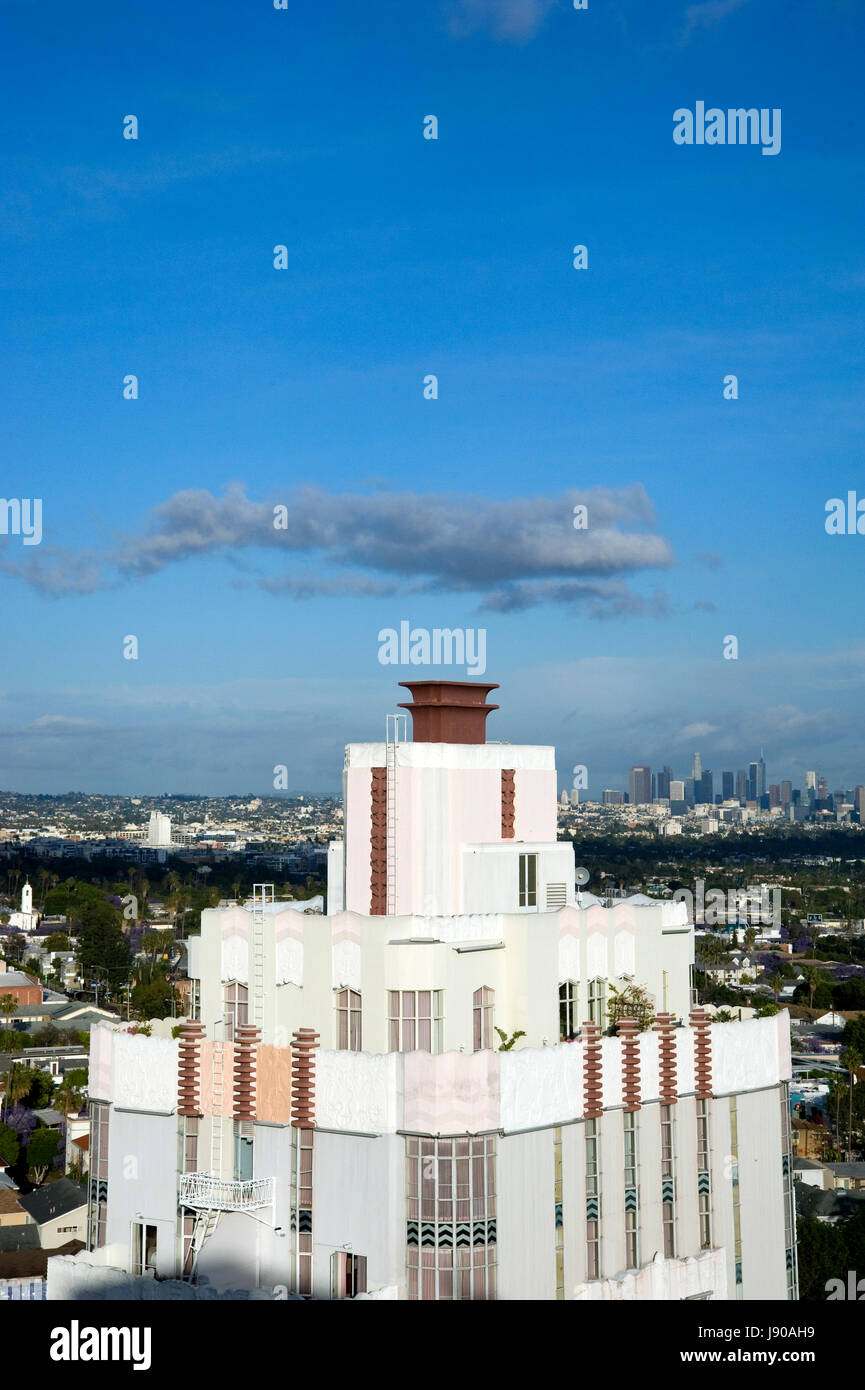 Dettaglio dell'Art Deco Sunset Tower Hotel sulla Sunset Strip con una vista del centro cittadino di Los Angeles in background su un giorno chiaro. Foto Stock