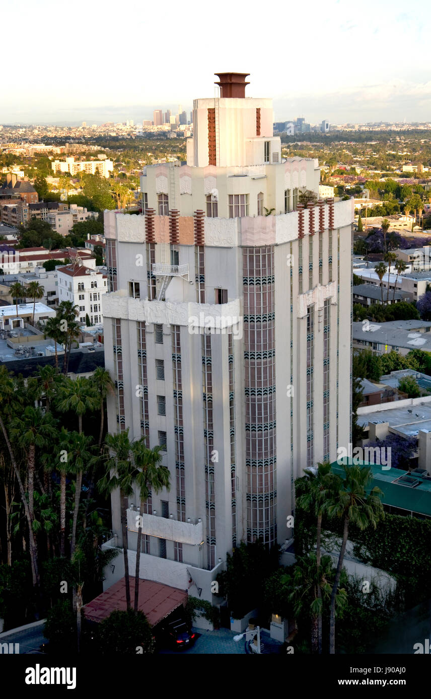 L'Art Deco Sunset Tower Hotel sulla Sunset Strip con una vista del centro cittadino di Los Angeles in background Foto Stock