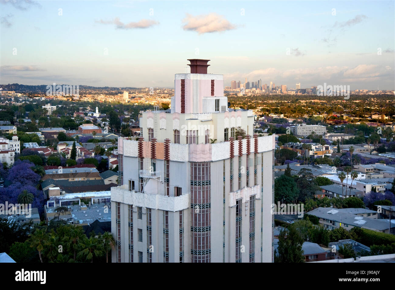 L'Art Deco Sunset Tower Hotel sulla Sunset Strip con una vista del centro cittadino di Los Angeles in background. Foto Stock