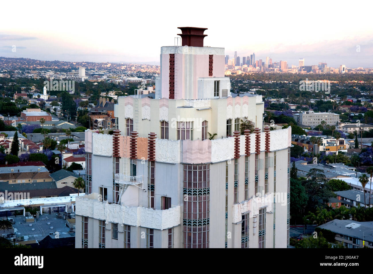 I piani superiori e penthouse di art deco Sunset Tower Hotel sulla Sunset Strip con una vista del centro cittadino di Los Angeles in background. Foto Stock