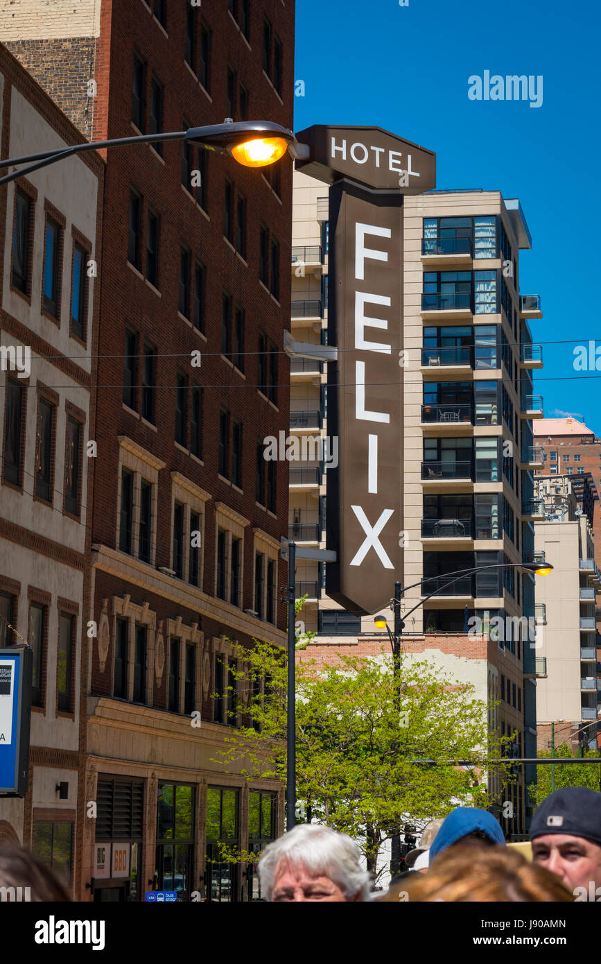 Chicago Illinois vicino al lato nord W Huron Street Felix Hotel moderno e contemporaneo hotel boutique economico segno street scena persone uomini donne street light Foto Stock