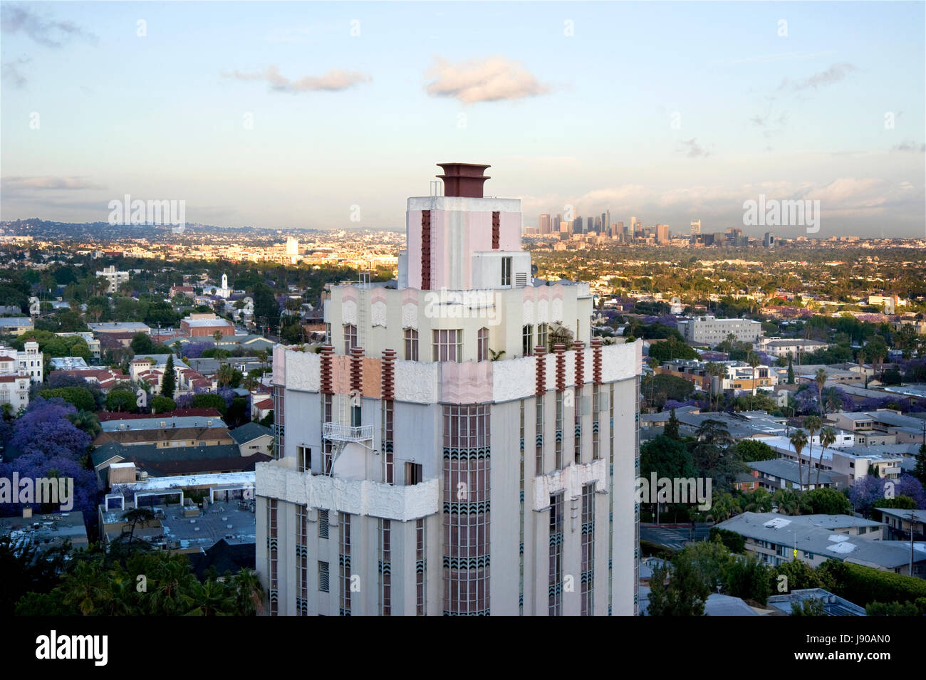 Til Art Deco Sunset Tower Hotel sulla Sunset Strip con una vista del centro cittadino di Los Angeles in background Foto Stock