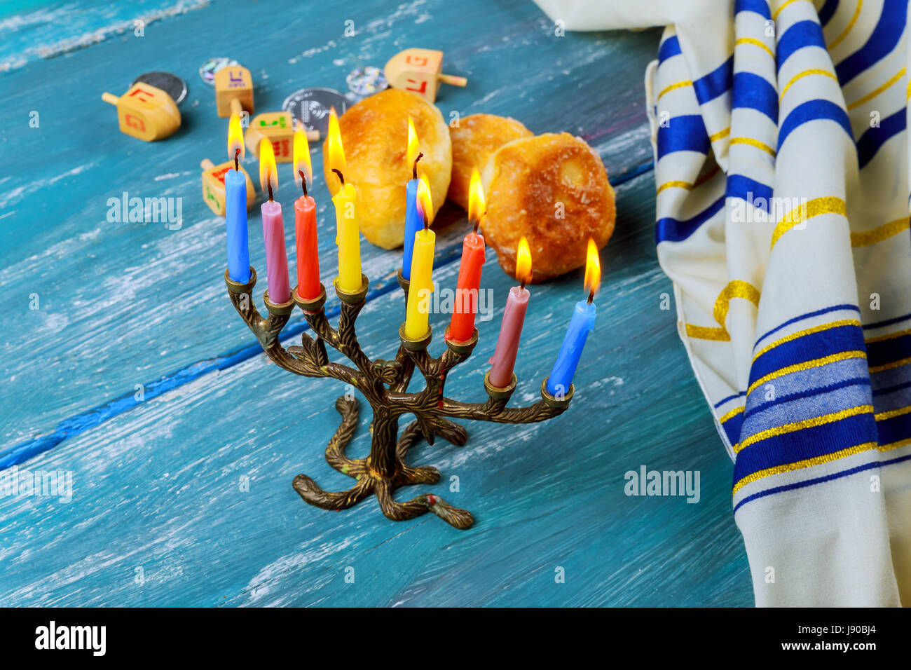 La Menorah con candele e ciambelle dolci sono tradizionali simboli ebraici per l'Hanukkah festival. Foto Stock