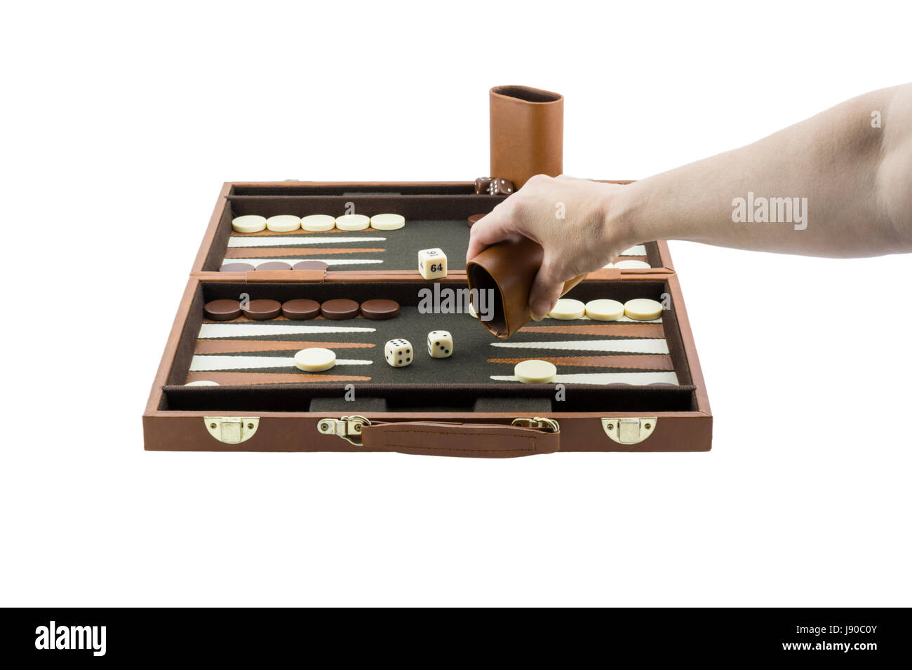 Una donna di braccio di giocare a backgammon gettando la piastrina sul bordo del backgammon con il suo lato destro. Isolato su un puro sfondo bianco. Foto Stock