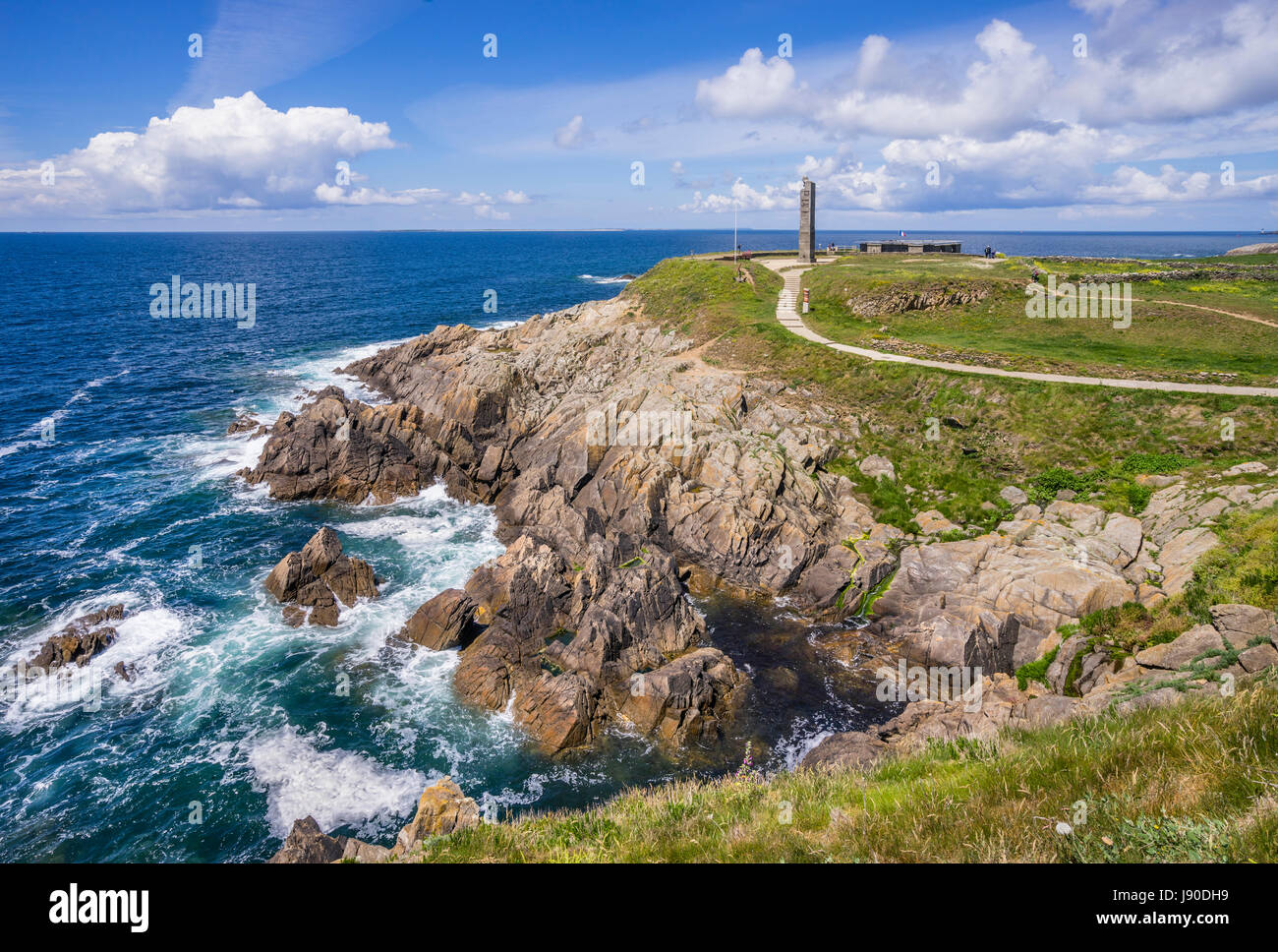 Francia, Bretagna, Finistére reparto, Pointe Sant-Mathieu, vista del cenotafio stela, un memoriale per i marinai che sono morti per la Francia Foto Stock