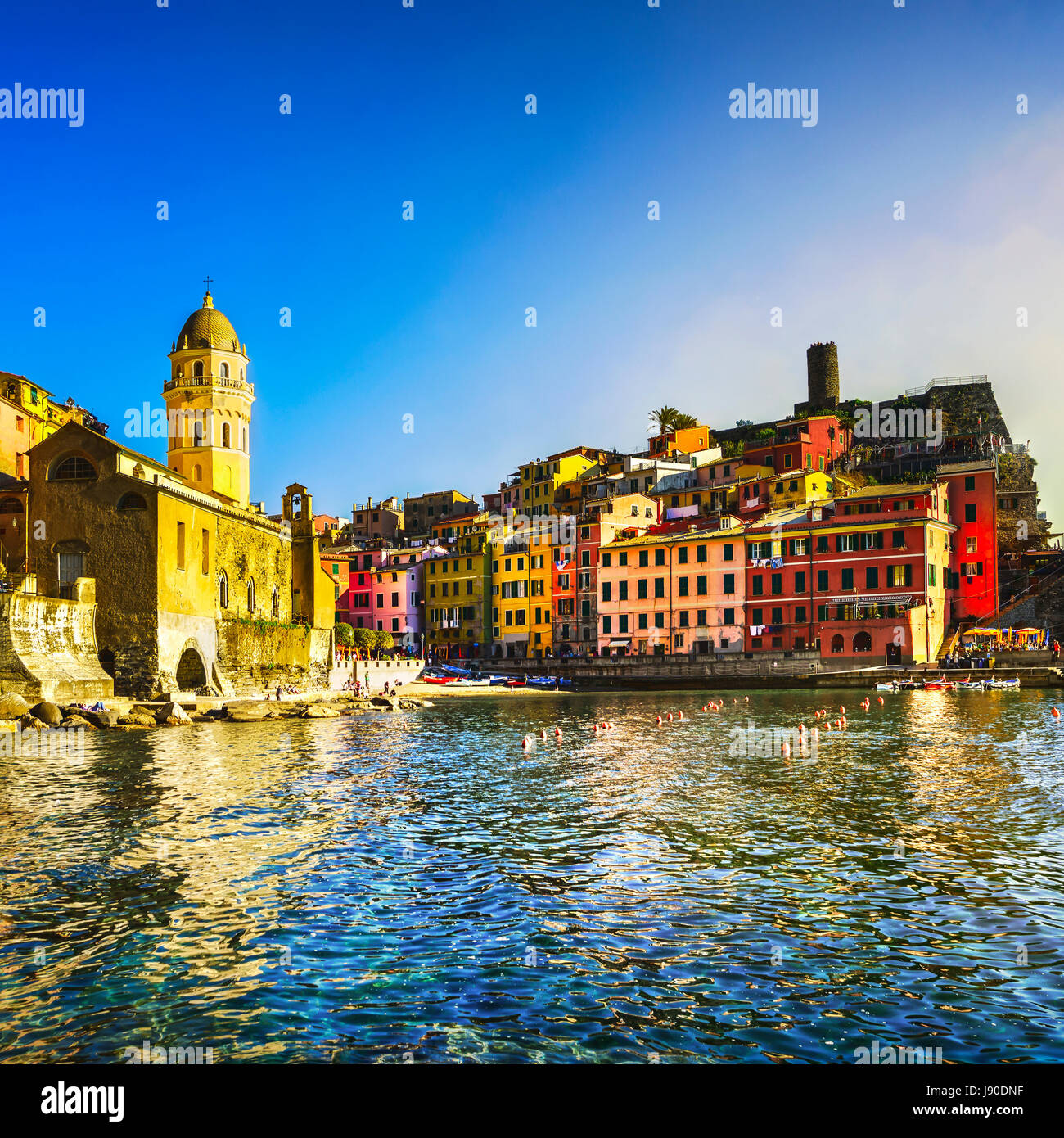 Vernazza village, chiesa, rocce e mare porto sul tramonto, Seascape in cinque terre, il Parco Nazionale delle Cinque Terre Liguria Italia Europa Foto Stock