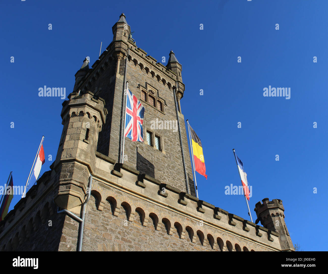DILLENBURG, Germania, 27 maggio 2017: il 19 secolo torre ,"Wilhelmsturn', un famoso punto di riferimento a Dillenburg in Hesse, contro uno sfondo di cielo blu. Foto Stock