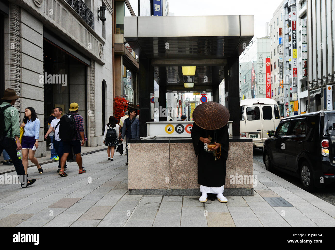Un giapponese di monaco Zen raccogliendo elemosine al di fuori della Ginza la stazione della metropolitana di Tokyo Foto Stock