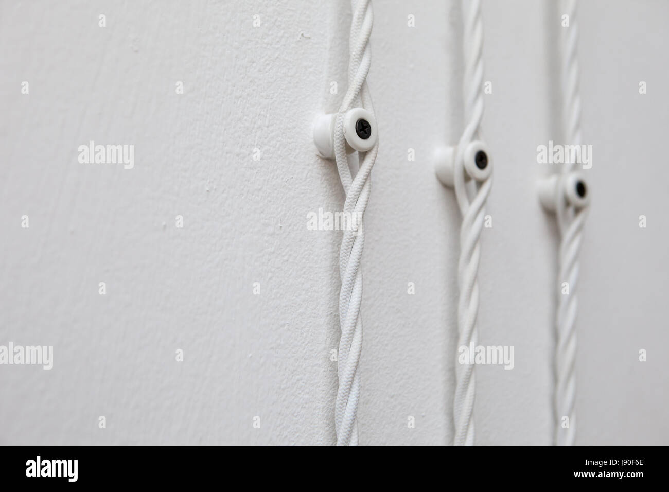 Vintage cablaggio sul muro bianco, filo elettrico Foto Stock