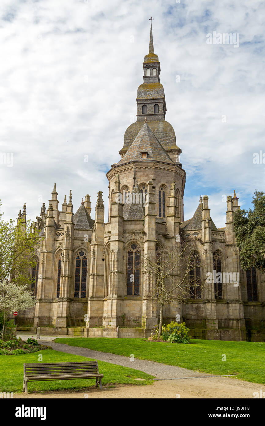 St Sauveur Basilica a Dinan è una riuscita mescolanza di stili architettonici. Francia Foto Stock