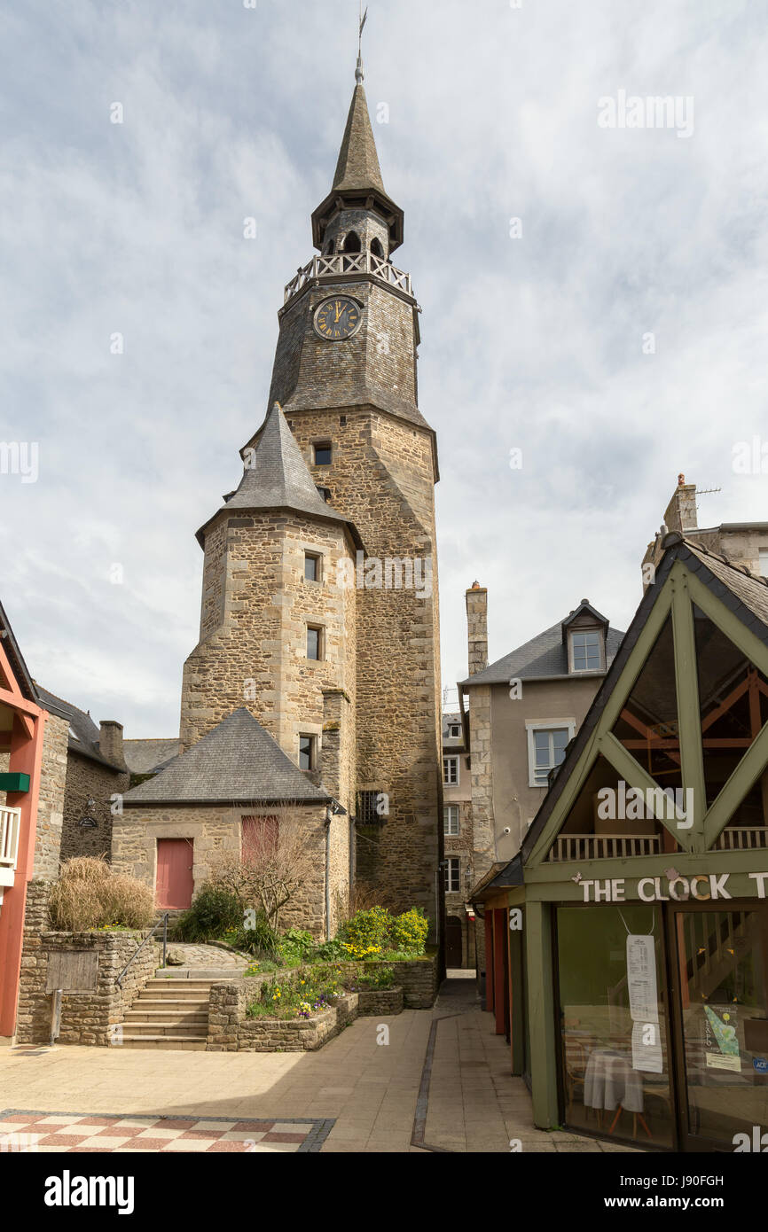 Torre dell Orologio nella città medievale di Dinan, Francia. Foto Stock