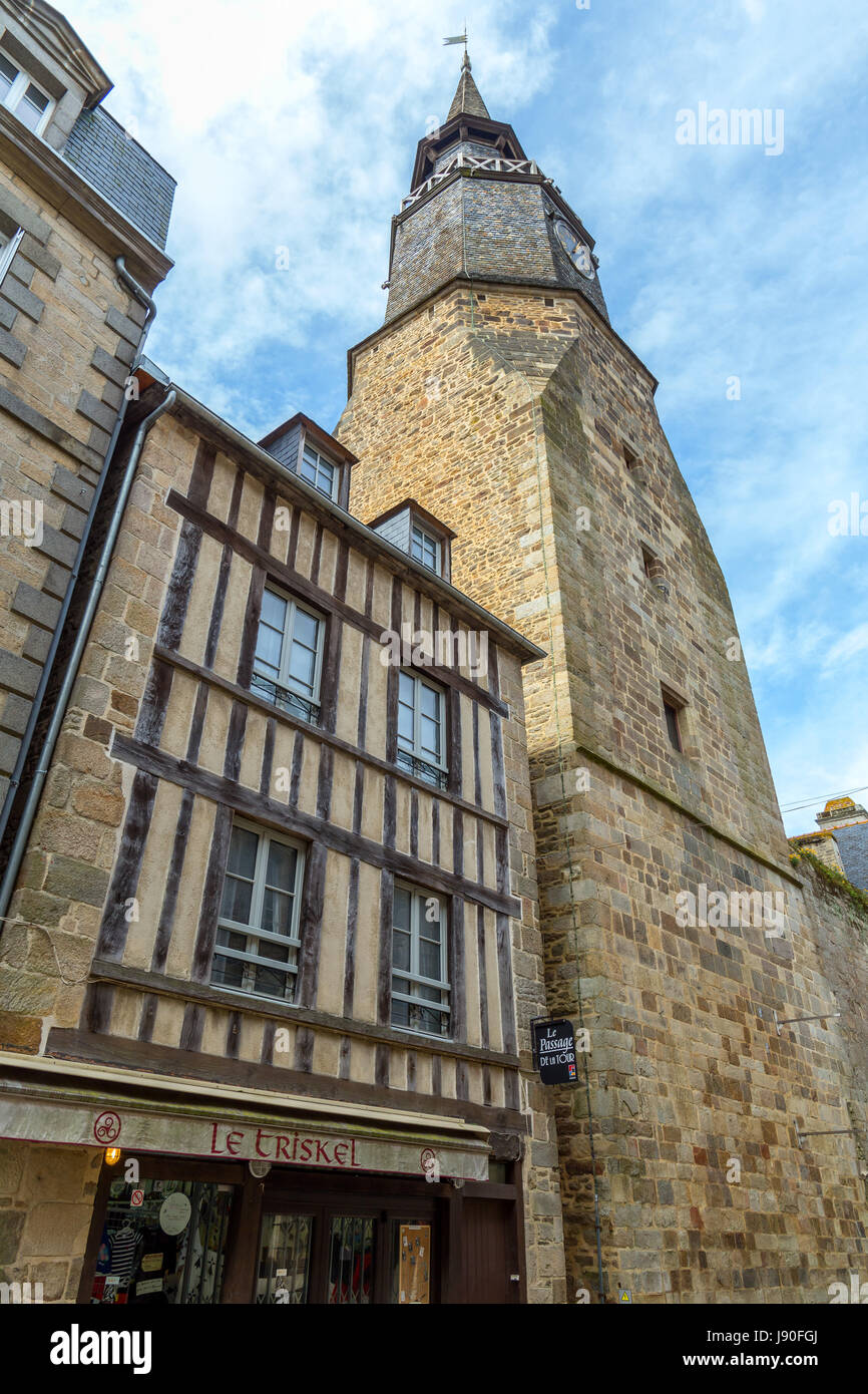 Tour de l'horloge Torre dell Orologio nella città medievale di Dinan, Francia. Foto Stock