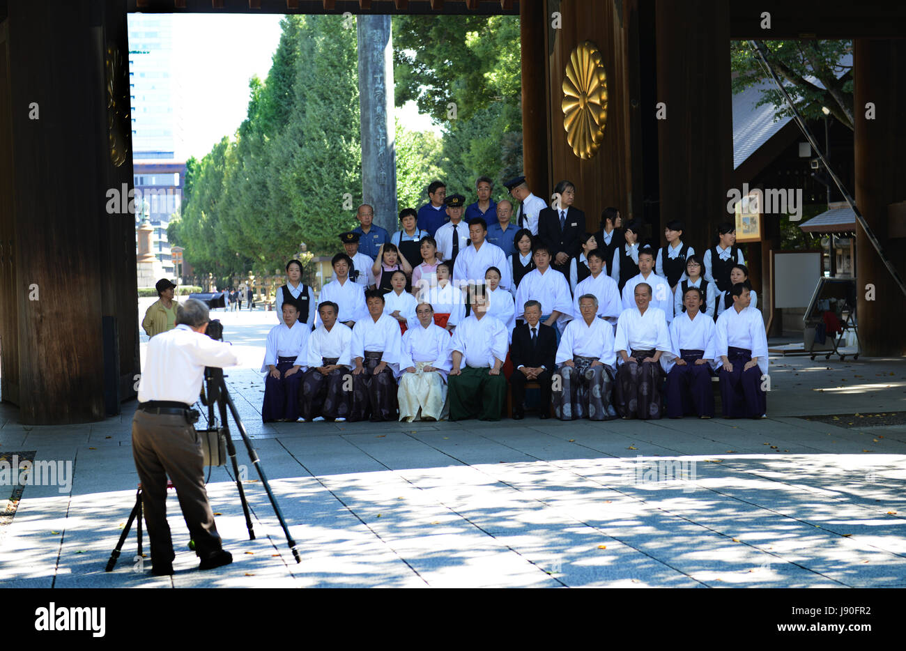 Un gruppo di persone giapponesi con le loro foto di gruppo prese al Santuario Yasukuni tempio park. Foto Stock