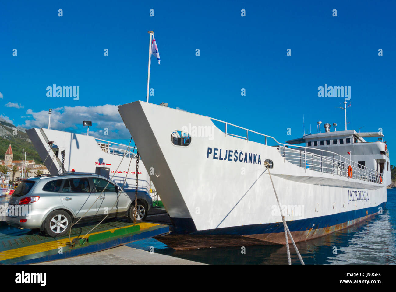 Auto, imbarco Jadrolinija traghetto per l'isola di Brac, porto, Makarska, Dalmazia, Croazia Foto Stock