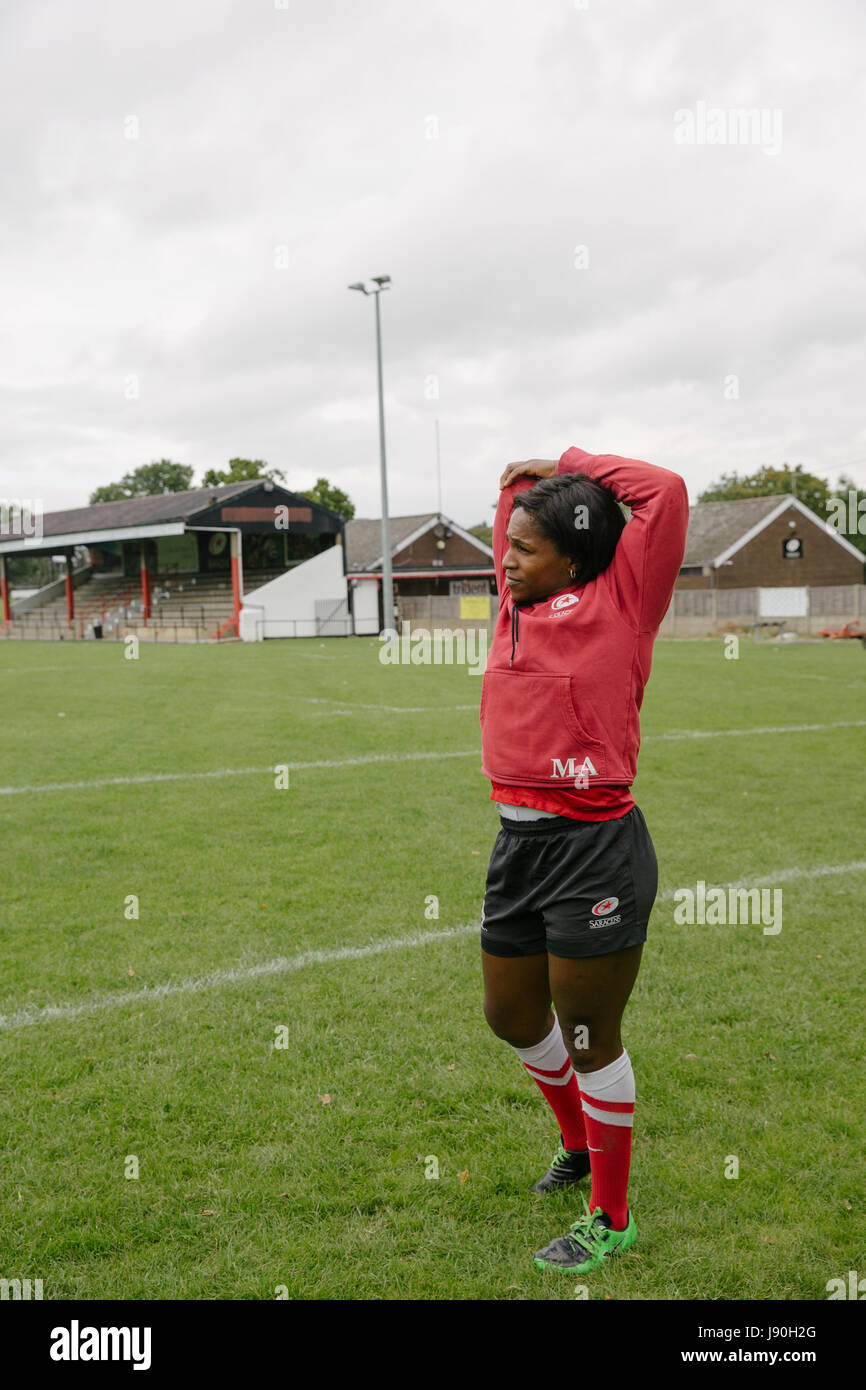 Maggie Alphonsi riscalda fino alla formazione dei Saraceni di massa. Maggie si è ritirato dal rugby professionale dopo aver vinto la Coppa del Mondo in 2014. Foto Stock