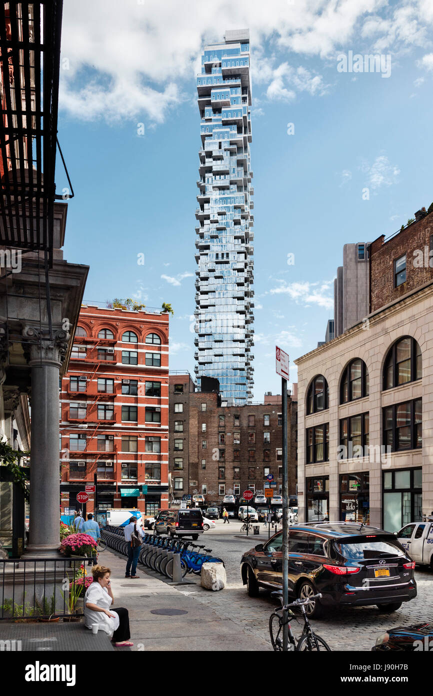 Un alto edificio torre di lusso visto nel contesto degli edifici su Harrison Street. 56 Leonard Street, New York, Stati Uniti. Architetto: Herzog + de Meuro Foto Stock