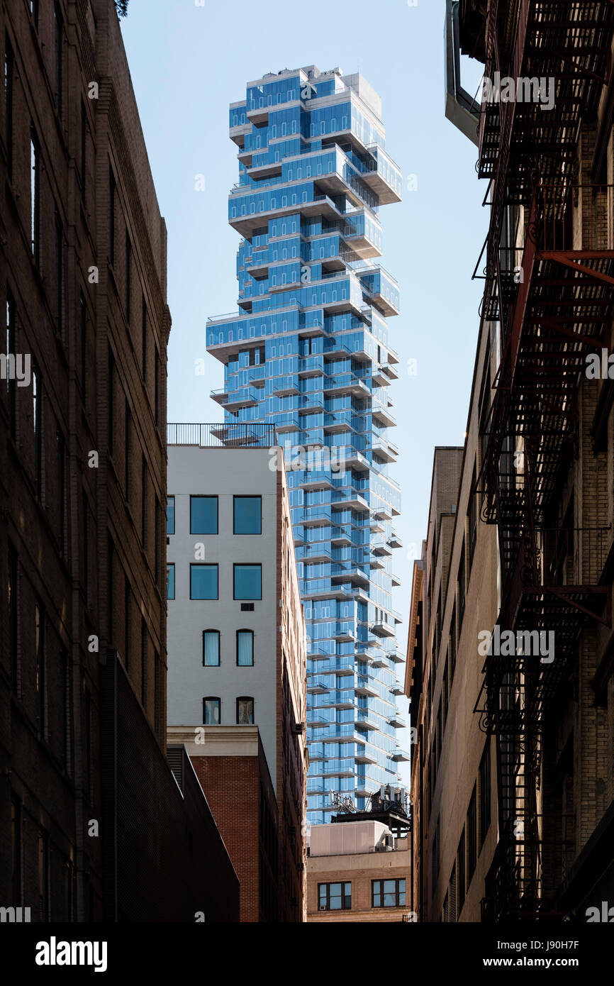 Un alto edificio torre di lusso visto da uno stretto vicolo di Tribeca. 56 Leonard Street, New York, Stati Uniti. Architetto: Herzog e de Meuron, 2017. Foto Stock