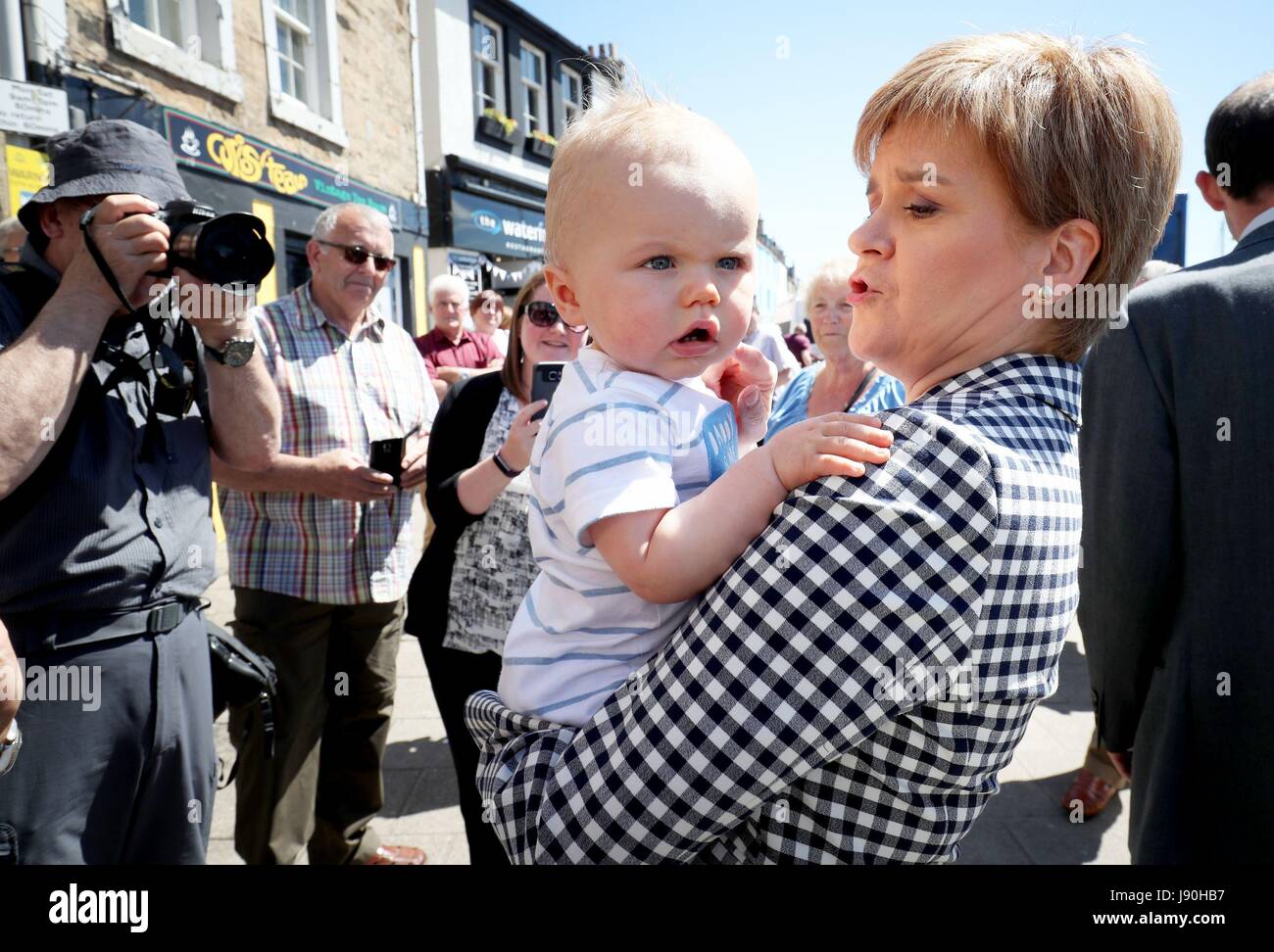 Primo Ministro Nicola Storione incontra Giuseppe dei moonie, dieci mesi, su una campagna elettorale visita a Anstruther, Fife. Foto Stock