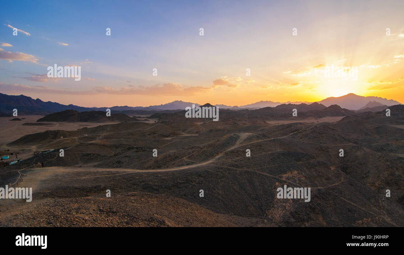 Splendido paesaggio,Arabian deserto di pietra, Egitto con le montagne al tramonto.a sinistra dei nomadi del deserto di capanne, Foto Stock