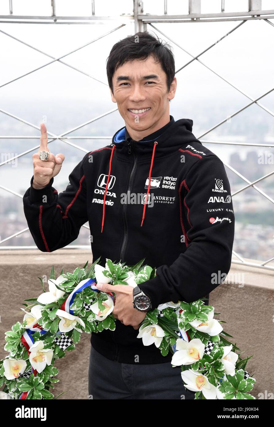 New York, NY, STATI UNITI D'AMERICA. Il 30 maggio 2017. Takuma Sato ad una apparizione pubblica per Indianapolis 500 vincitore, il giapponese Takuma Sato, visite Empire State Building Empire State Building, New York, NY Maggio 30, 2017. Credito: Derek Storm/Everett raccolta/Alamy Live News Foto Stock