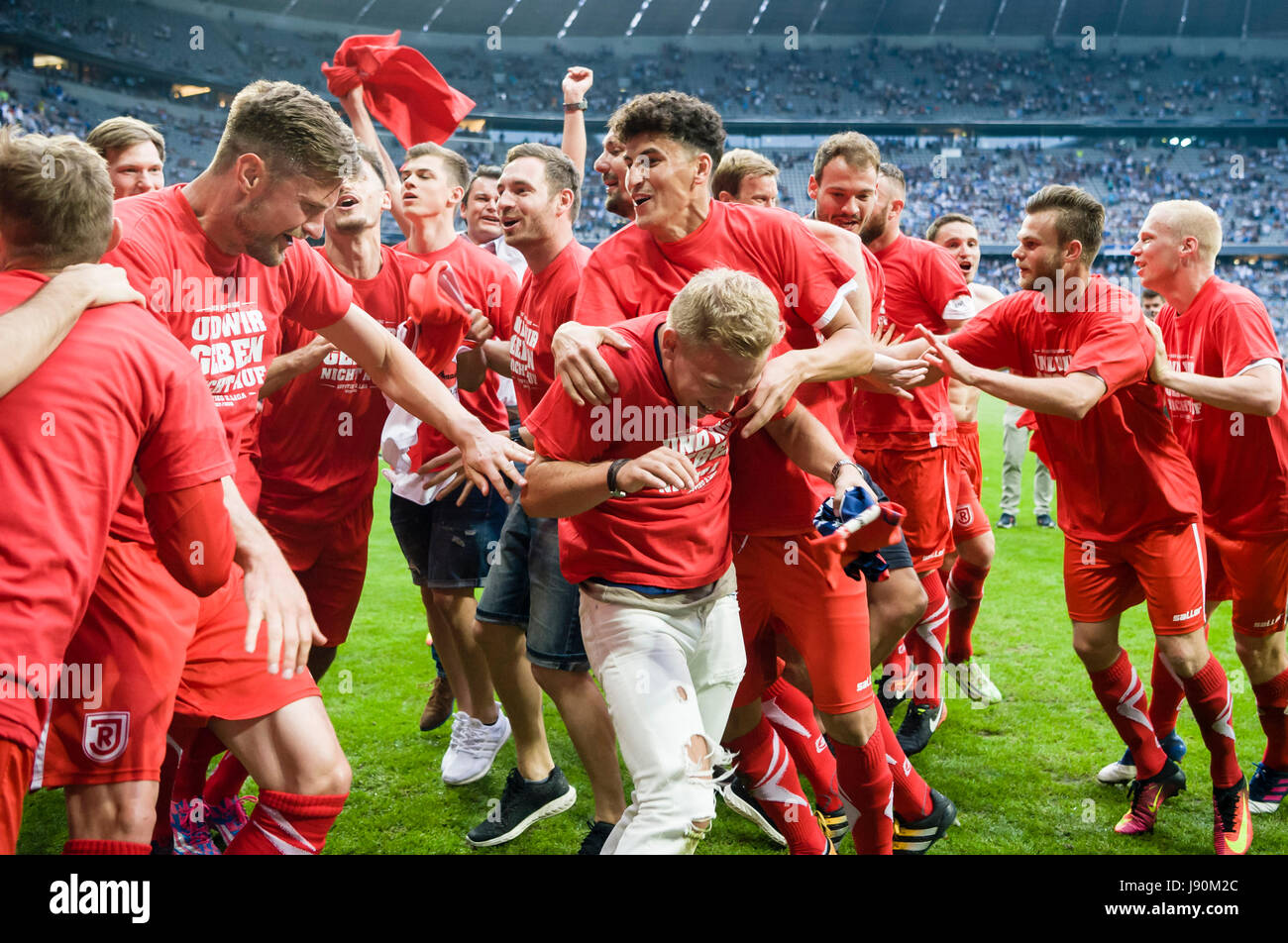 Monaco di Baviera, Germania. Il 30 maggio 2017. La squadra di Regensburg celebrare la loro ascesa verso la seconda divisione dopo la Bundesliga tedesca 2° Divisione retrocessione partita di calcio tra TSV 1860 Monaco di Baviera e Jahn Regensburg in stadio Allianz Arena di Monaco di Baviera, Germania, il 30 maggio 2017. 1860 Monaco di Baviera è sceso per la terza divisione dopo questo gioco. Foto: Andreas Gebert/dpa/Alamy Live News Foto Stock