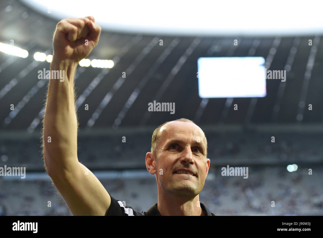 Monaco di Baviera, Germania. Il 30 maggio 2017. Regensburg coach Heiko Herrlich celebra la solennità dell Ascensione del suo team dopo la Bundesliga tedesca 2° Divisione retrocessione partita di calcio tra TSV 1860 Monaco di Baviera e Jahn Regensburg in stadio Allianz Arena di Monaco di Baviera, Germania, il 30 maggio 2017. 1860 Monaco di Baviera è sceso per la terza divisione dopo questo gioco. Foto: Andreas Gebert/dpa/Alamy Live News Foto Stock