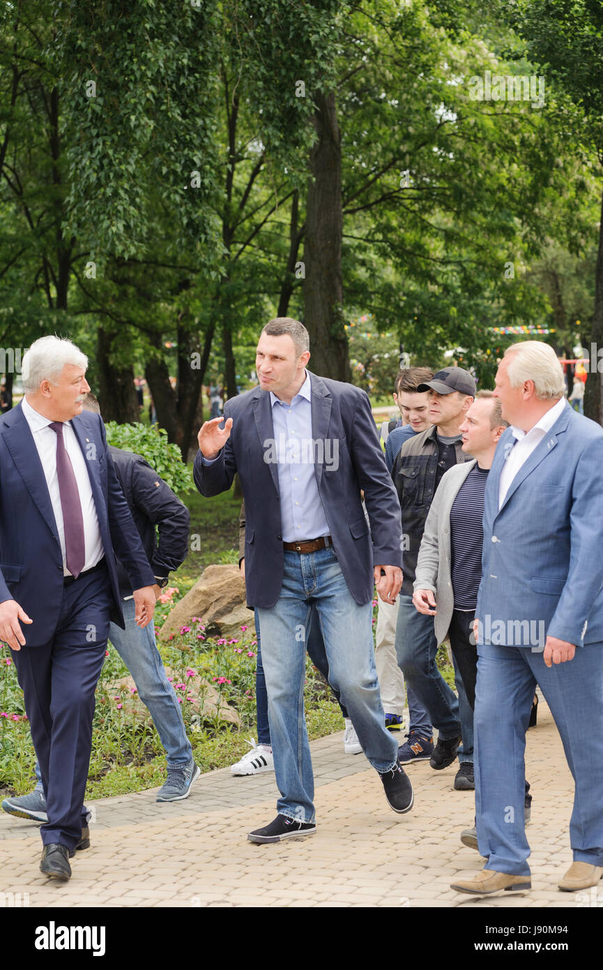 KIEV, UCRAINA - 27 Maggio 2017: Kiev Sindaco Vitali Klichko ha preso parte nel Parco Natalka apertura nel Kyiv giorno della celebrazione. Foto Stock