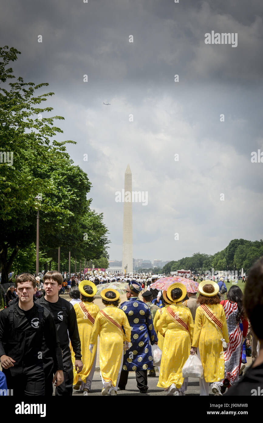 Washington, DC, Stati Uniti d'America. 29 Maggio, 2017. Il National Memorial Day Parade si terrà oggi a Washington, DC America celebra coloro che hanno sacrificato per il loro paese presso il National Memorial Day Parade.La sfilata è organizzato dall' American veterani del centro e la II Guerra Mondiale Veterani Comitato. Il tema di questo anno è "aluting nostri militari e di eroi caduti dalla rivoluzione americana attraverso l'Iraq e Afghanistan.''.Questo anno la sfilata sarà inoltre dotato di uno speciale omaggio la guerra mondiale II Generazione, commemorando il settantacinquesimo anniversario della seconda guerra mondiale. (Credito Immagine: © Ardavan Roozbeh via ZUMA Wir Foto Stock