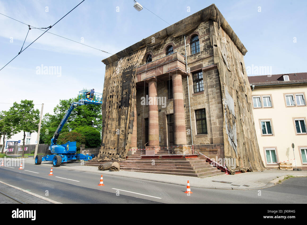 FILE - Il file immagine datata 28 maggio 2017 mostra il cancello storico coperto con sacchi di juta a Kassel in Germania. I lavori per la documenta pezzo da Ibrahim Mahama sono quasi finiti. Il documenta 14 evento avviene prima di Atene tra il 08 aprile e il 16 luglio 2017 e quindi tra il 10 giugno e il 17 settembre 2017 a Kassel. Foto: Swen Pförtner/dpa Foto Stock