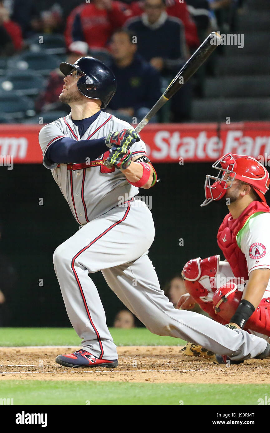 Los Angeles, California, USA. Il 30 maggio 2017. 30 maggio 2017: Atlanta Braves catcher Tyler fiori #25 e Los Angeles Angeli catcher Juan Graterol #59 guardare molto profonda shot sail fallo nel gioco tra il Atlanta Braves e Los Angeles gli angeli di Anaheim, Angel Stadium di Anaheim, CA, fotografo: Pietro Joneleit Credito: Cal Sport Media/Alamy Live News Foto Stock