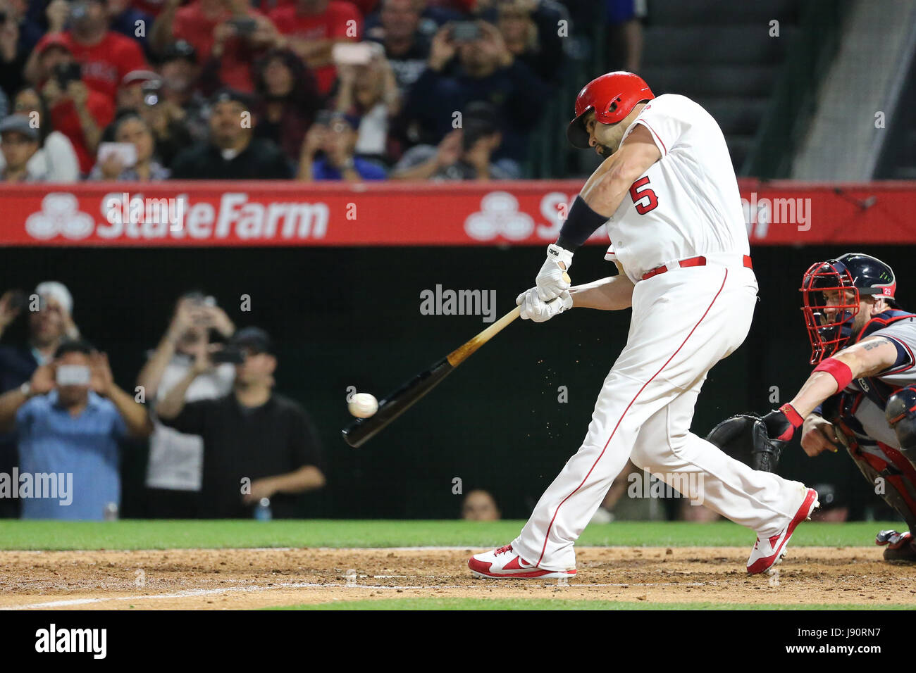 Los Angeles, California, USA. Il 30 maggio 2017. 30 maggio 2017: Con i telefoni cellulari che consente la registrazione di tutte intorno allo stadio di Los Angeles Angeli designati hitter Albert Pujols #5 ottiene sotto il passo per un profondo pop fly manca una chance per omero #600 nel gioco tra il Atlanta Braves e Los Angeles gli angeli di Anaheim, Angel Stadium di Anaheim, CA, fotografo: Pietro Joneleit Credito: Cal Sport Media/Alamy Live News Foto Stock