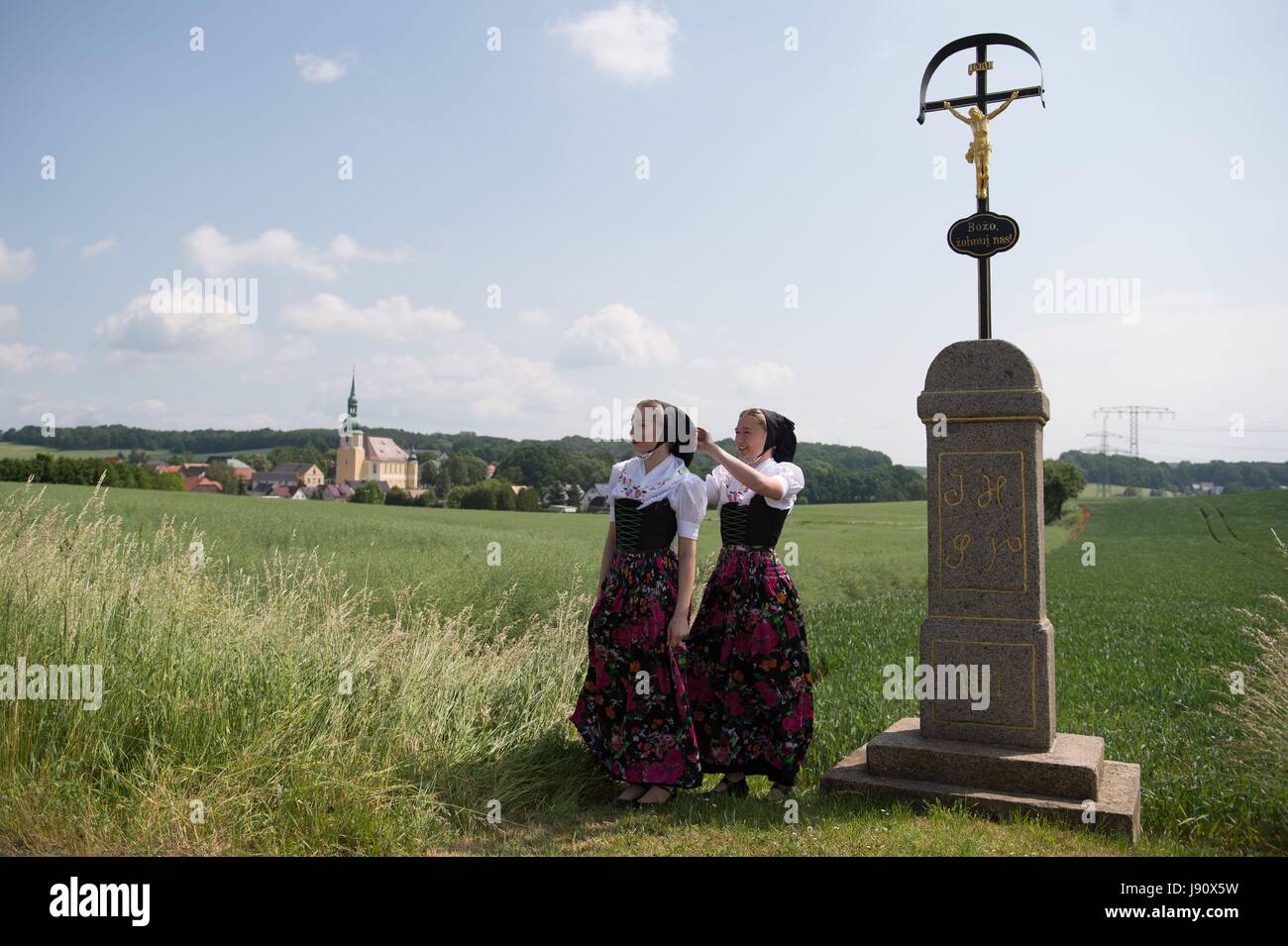 Crostwitz, Germania. 31 Maggio, 2017. I ballerini del sorabo folklore balli di gruppo Schmerlitz pongono nel corso di una conferenza stampa di fronte la chiesa locale a Crostwitz, Germania, 31 maggio 2017. Il XII Festival Internazionale del Folklore Lusazia 2017 avrà luogo dal 22 al 25 giugno 2017 in Lausitz. Foto: Sebastian Kahnert/dpa-Zentralbild/ZB/dpa/Alamy Live News Foto Stock