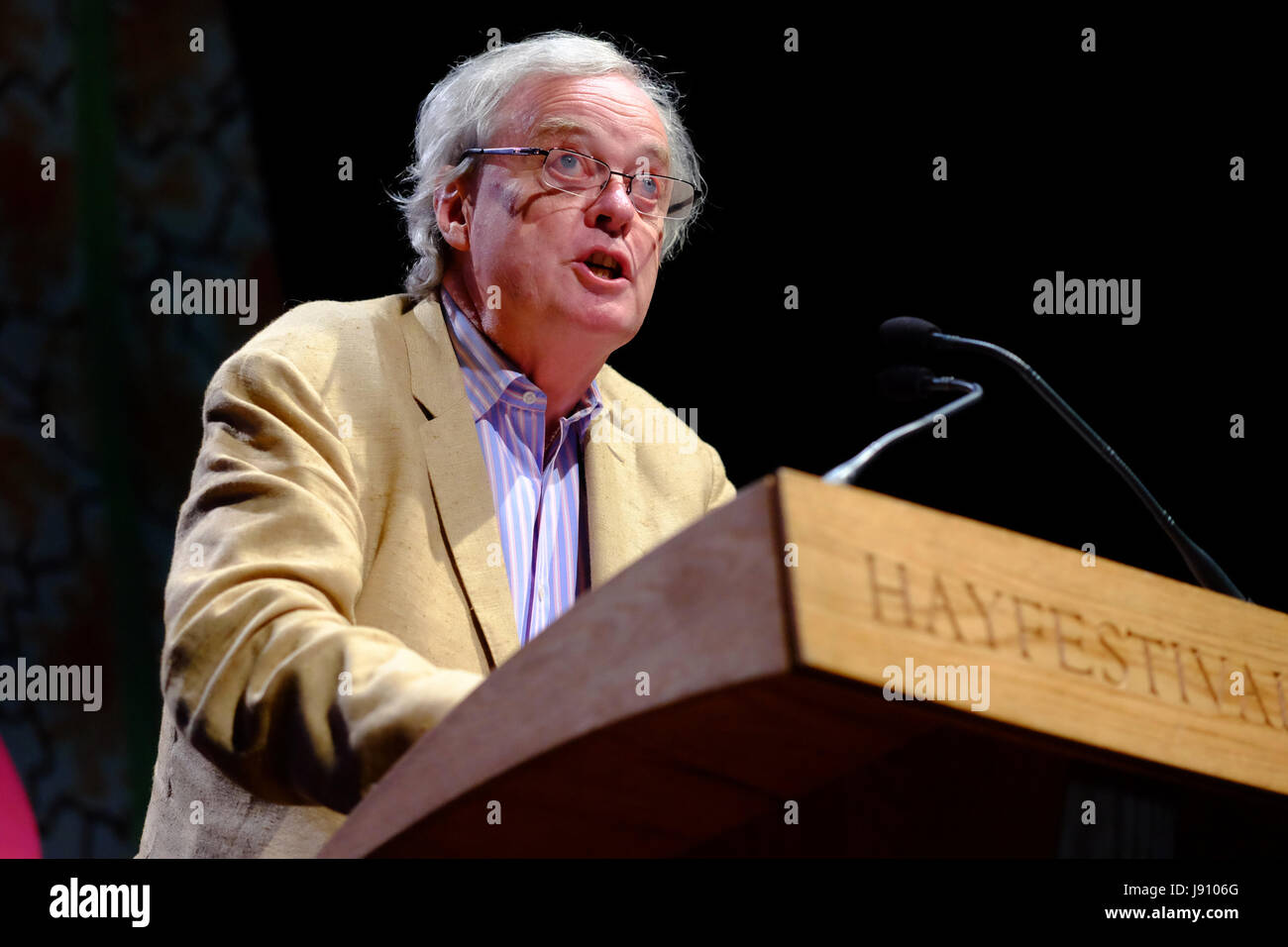 Hay Festival 2017 - Hay on Wye, Wales, Regno Unito - Maggio 2017 - Christopher de Hamel autorevole esperto di manoscritti medievali sul palco del Festival di fieno parlando del suo libro, incontri con notevole manoscritti - Credito: Steven Maggio/Alamy Live News Foto Stock