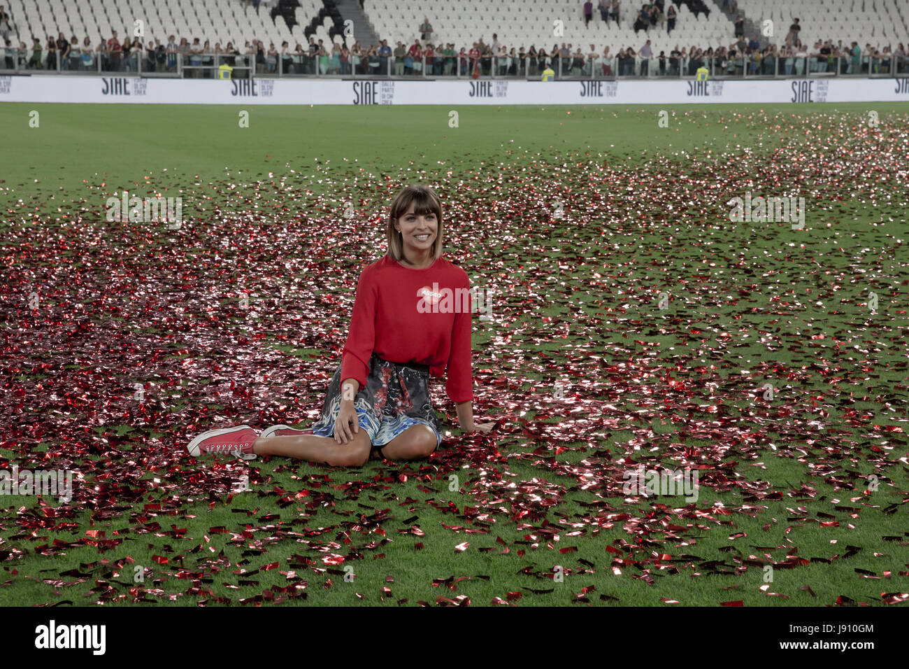 Torino, Italia. Il 30 maggio 2017. Football Match di beneficenza, La Partita del Cuore 2017.La Juventus Stadiun, Torino. Cantanti nazionale di calcio vs.campioni del calcio reasearch team.Cristina Chiabotto reporter web in posa per i fotografi. Credito: RENATO VALTERZA/Alamy Live News Foto Stock