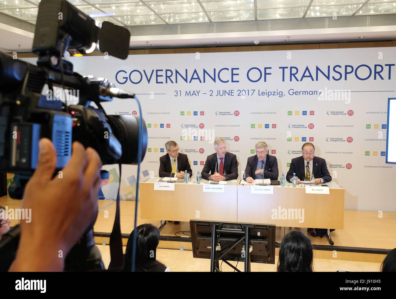 Jose Viegas (da sinistra a destra), Segretario Generale del Trasporto Internazionale Forum, Anders Kellstrom dall'Associazione dei Costruttori Europei di Automobili, Christian Labrot, Presidente dell'Unione internazionale dei trasporti stradali e Mac Urata dalla Federazione dei lavoratori nel settore del trasporto internazionale sedersi durante il trasporto internazionale Forum presso il Centro Congressi di Lipsia, in Germania, il 31 maggio 2017. Più di 1200 partecipanti provenienti da circa 70 paesi sono attesi a Leipzig per caso in esecuzione tra il 31 maggio e il 02 giugno 2017. Gli ospiti includono il trasporto Ministri provenienti da diversi paesi, Foto Stock