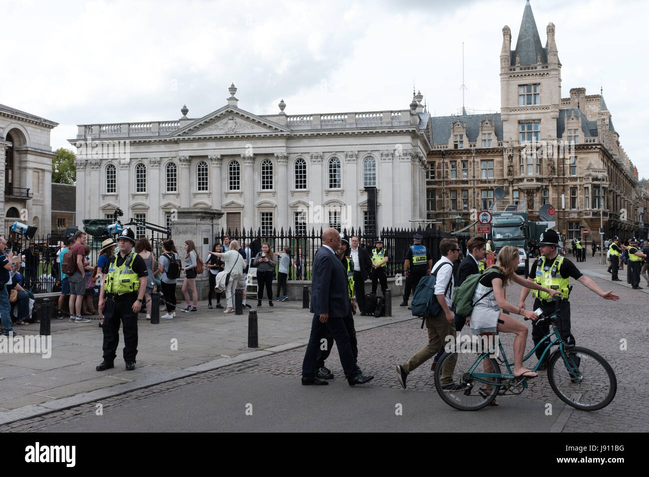 Cambridge, Regno Unito. 31 Maggio, 2017. La polizia ha creato un cordone al di fuori del Senato prima per il televisiva BBC elezione generale dei capi di Stato e di governo il dibattito. Richard Etteridge / Alamy Live News Foto Stock