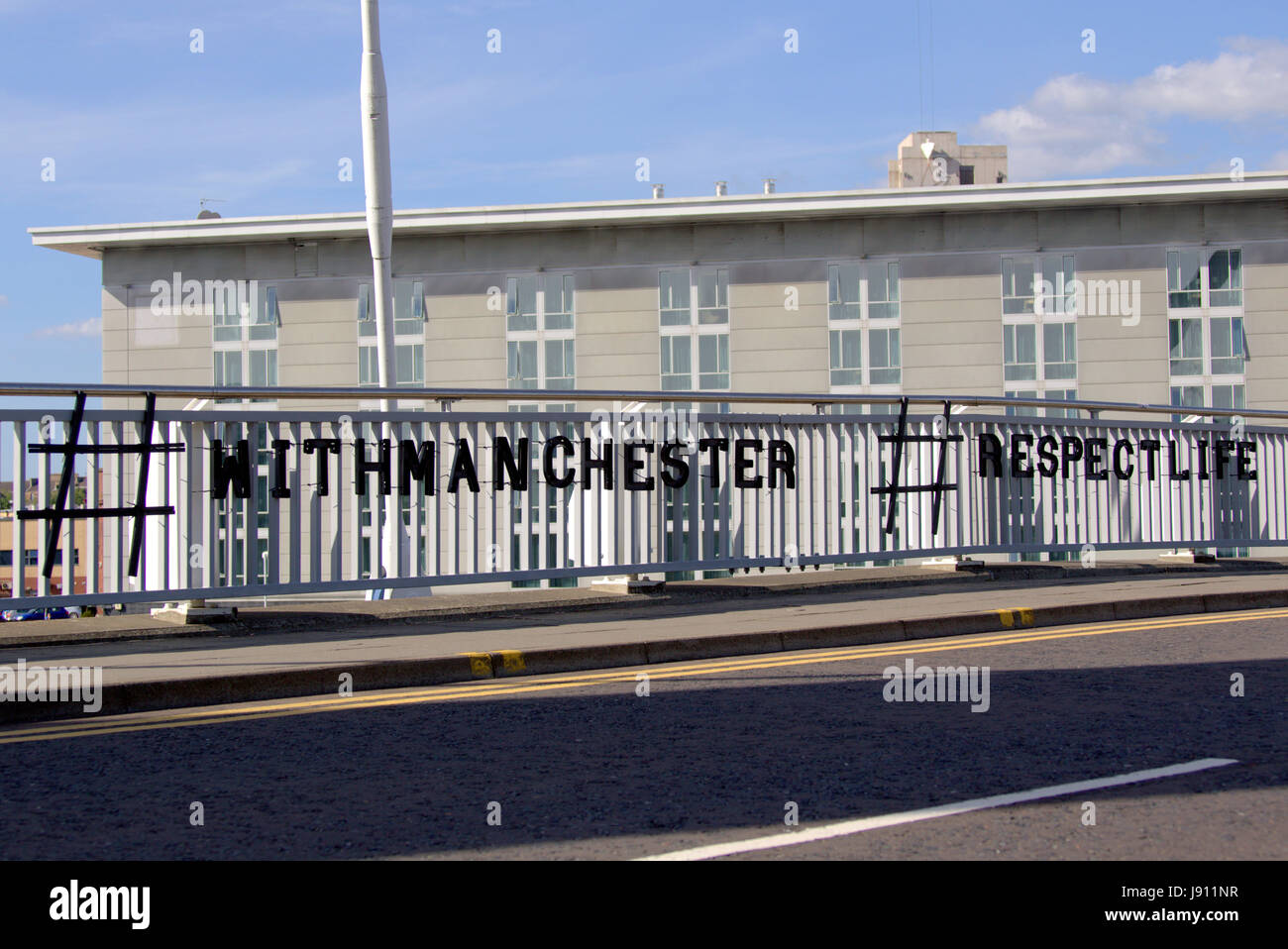 Glasgow, Scotland, Regno Unito 31 maggio,Omaggio a Manchester il bombardamento di vittime appare sul ponte di Clyde. La Squinty Bridge al Pacific Quay home scozzese della media europea è stato coperto in tutti i nomi del Manchester vittime di bombardamenti durante la notte da un mistero artista. Gerard Ferry/Alamy Live News Foto Stock