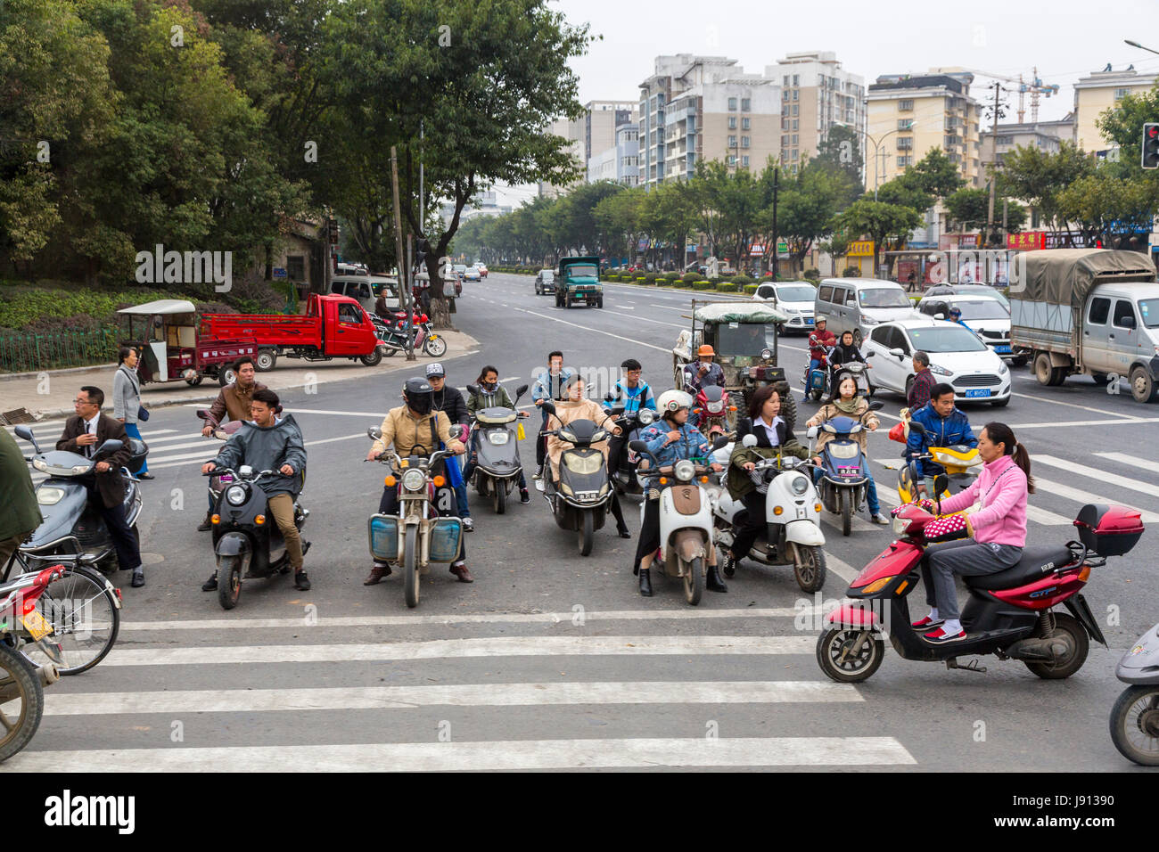 Guilin, Cina. Urban Steet e traffico in corrispondenza di un incrocio. Foto Stock