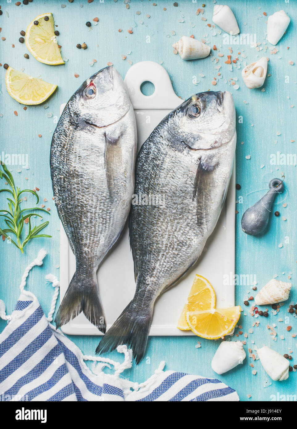 Fresh Orate di mare o di dorado crudo pesce crudo con il condimento Foto Stock