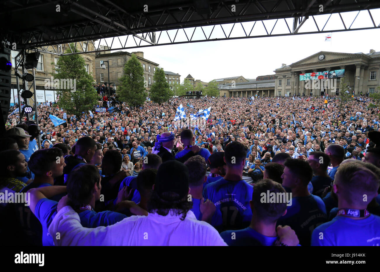 L Huddersfield Town i giocatori sul palco durante la parata di promozione a Huddersfield. Foto Stock