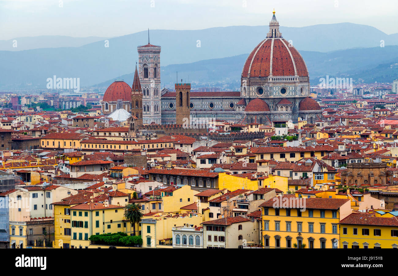 Firenze, Italia. Il Duomo di Firenze sotto un cielo di nebbia al tramonto. Foto Stock