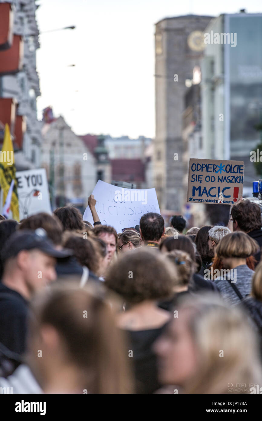 Le proteste in Polonia contro il divieto totale di aborto, nero protesta per i diritti delle donne, le donne a protestare. 2016 Poznan. Foto Stock
