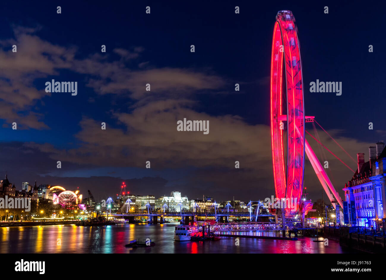 Londra di notte. Il London Eye, il fiume Tamigi, Millenium Bridge, il quartiere degli affari e i luoghi più famosi. Londra, Regno Unito. Foto Stock