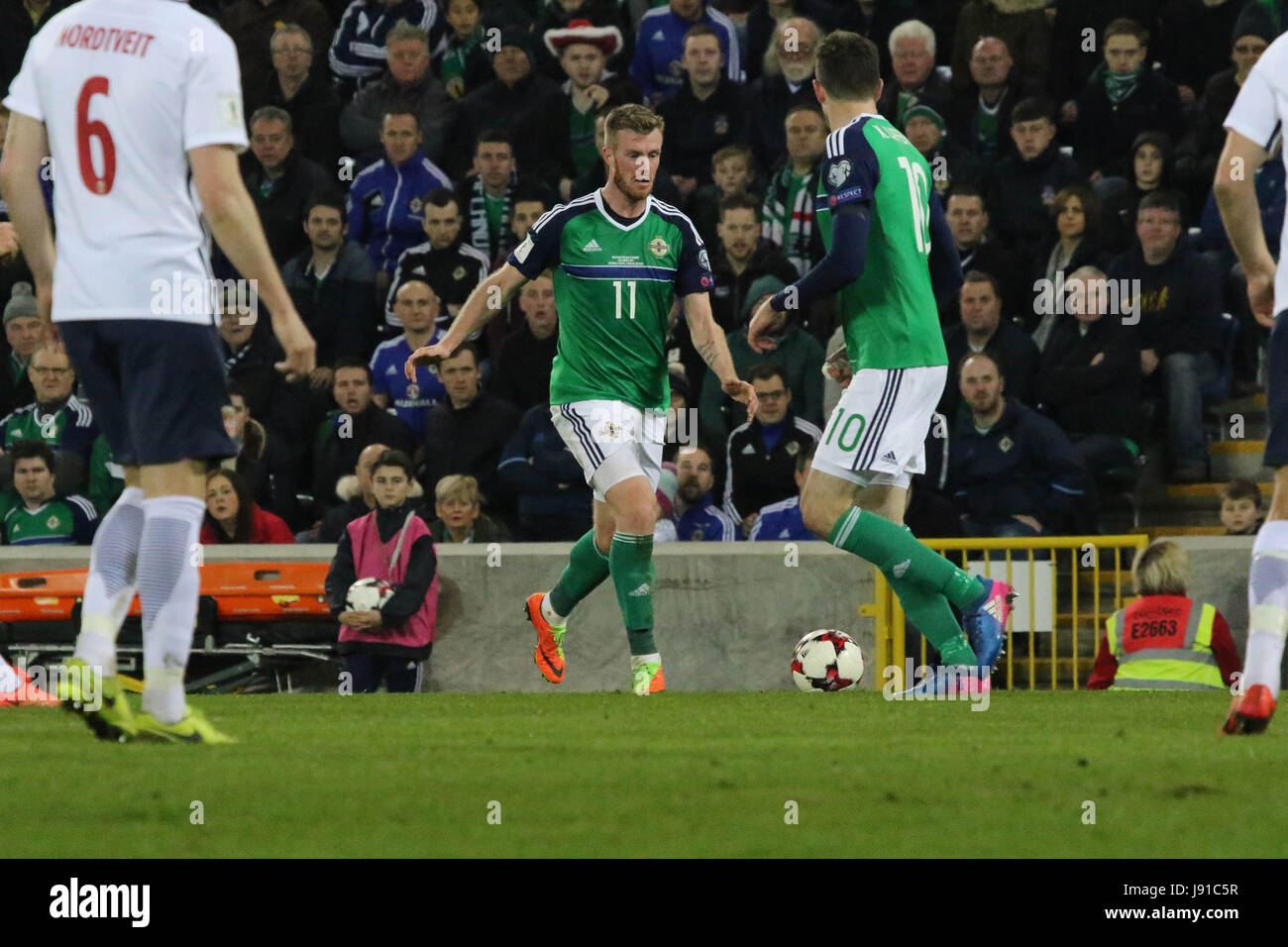 Stadio Nazionale al Windsor Park di Belfast. Il 26 marzo 2017. 2018 World Cup Qualifier - Irlanda del Nord 2 Norvegia 0. In Irlanda del Nord la Chris Scotto (11) in azione. Foto Stock