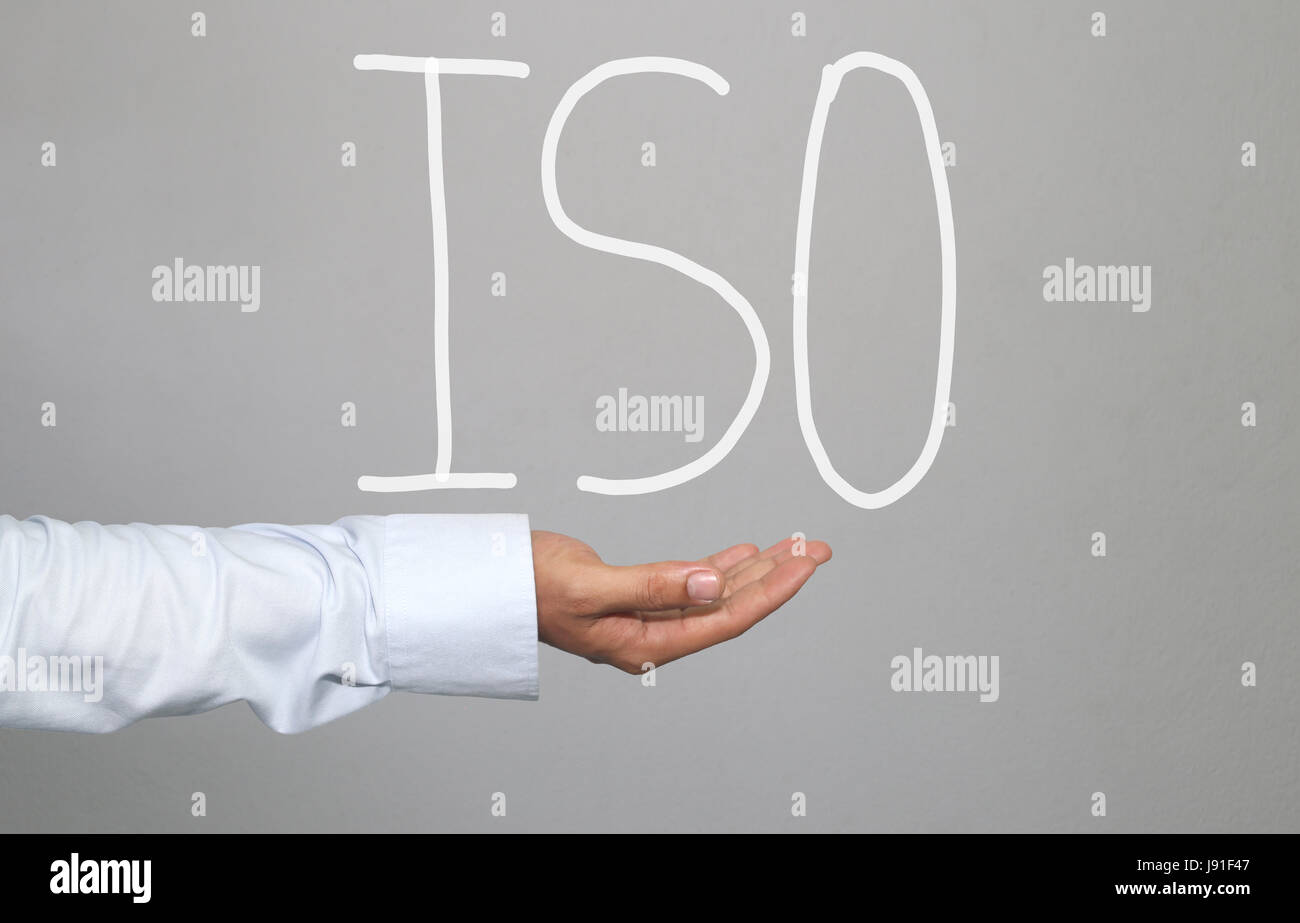 Mano di imprenditore e disegnati a mano il testo sistema ISO per idea presentazione nella vostra organizzazione e lavoro. Foto Stock