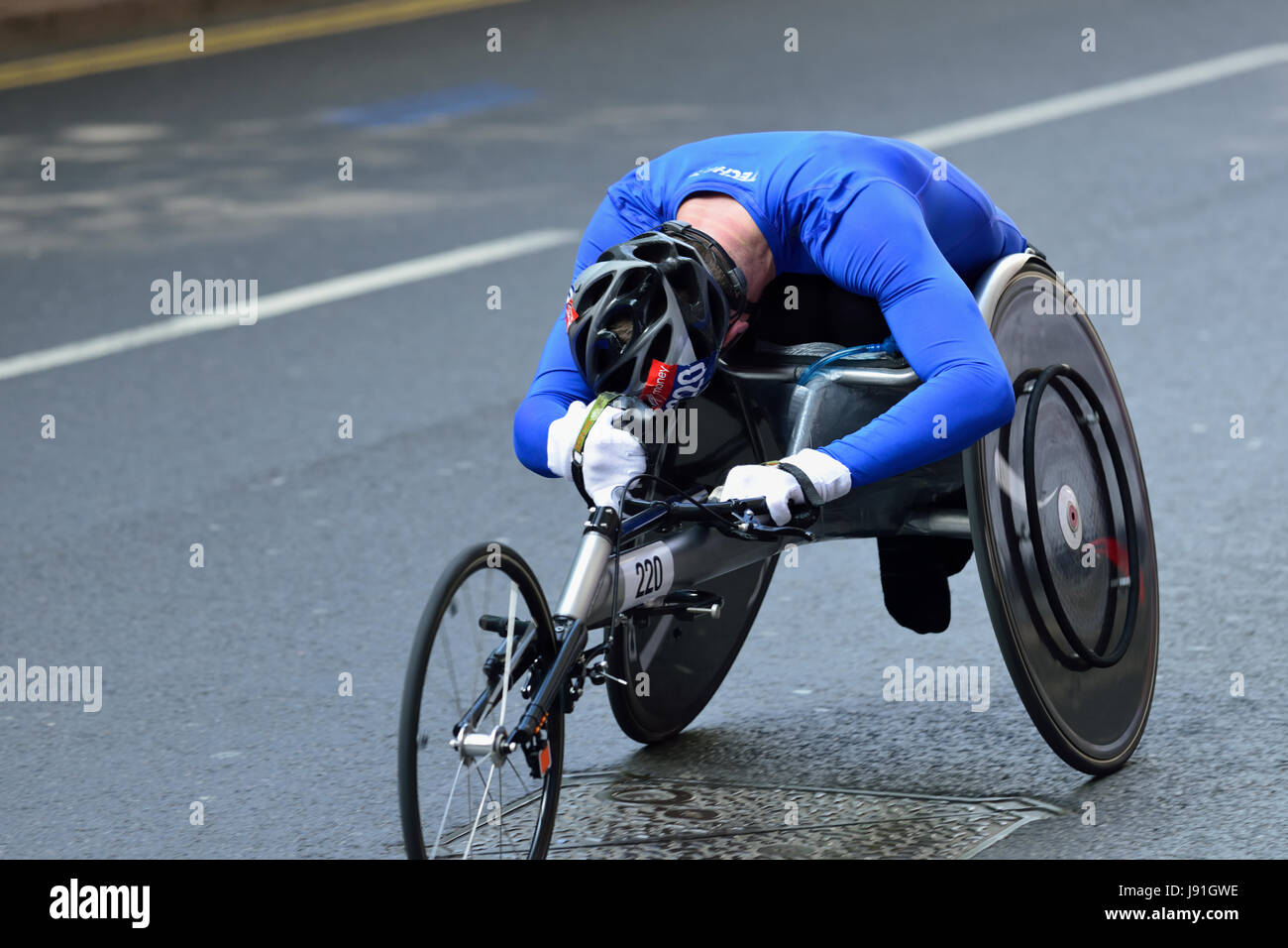Sedia a rotelle concorrente, 2017 Vergine denaro maratona di Londra, London, Regno Unito Foto Stock