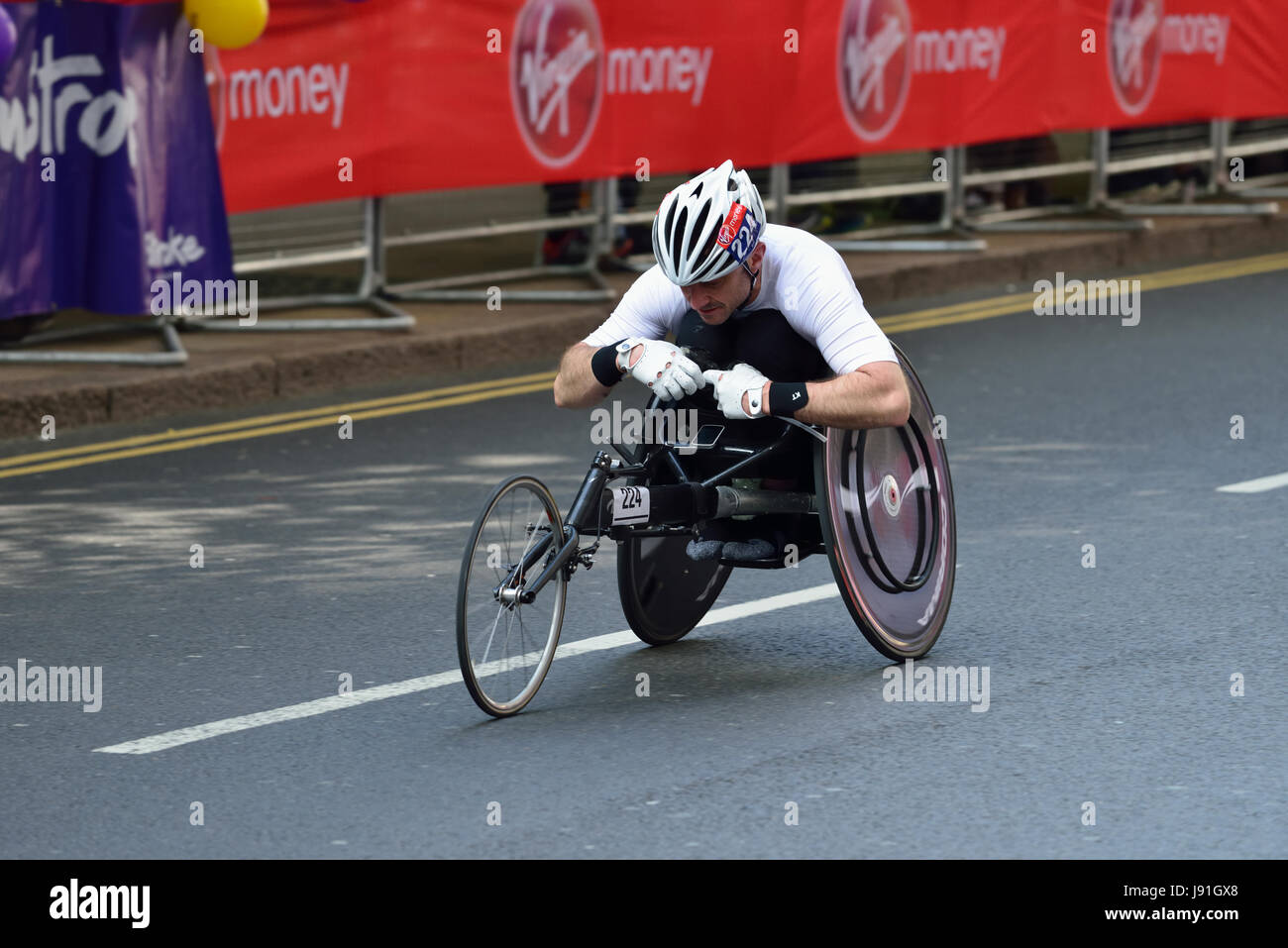 Sedia a rotelle concorrente, 2017 Vergine denaro maratona di Londra, London, Regno Unito Foto Stock