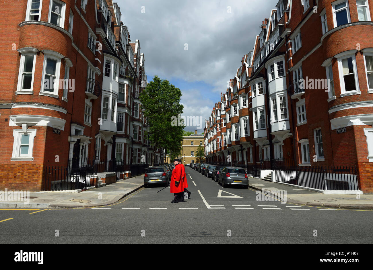 Chelsea pensionati attraversando Sloane corte ovest, Chelsea, West London, Regno Unito Foto Stock