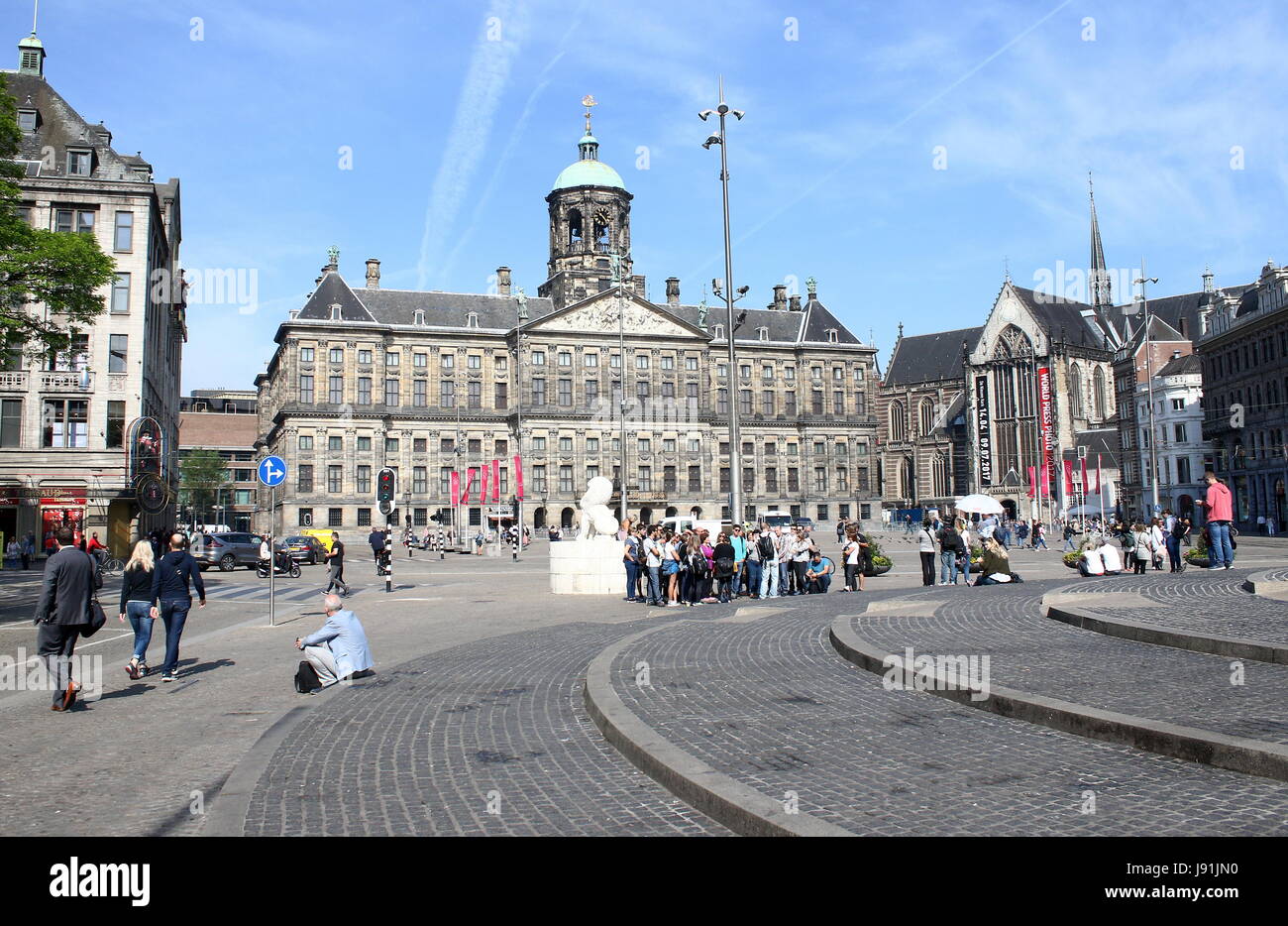 Panorama di affollata piazza Dam, centro di Amsterdam, Paesi Bassi. Xvii secolo Paleis op de Dam - Palazzo reale di Amsterdam, sulla destra Nieuwe Kerk e chiesa Foto Stock